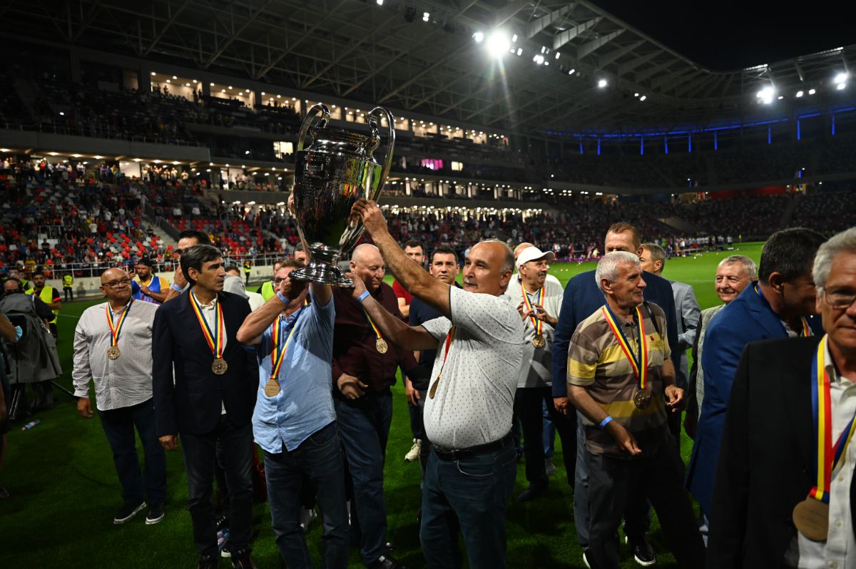 Momente emoționante pe noul Ghencea » Legendele de la Sevilla, tur de onoare cu o replică a CCE