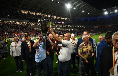 Momente emoționante pe noul Ghencea » Legendele de la Sevilla, tur de onoare cu o replică a CCE