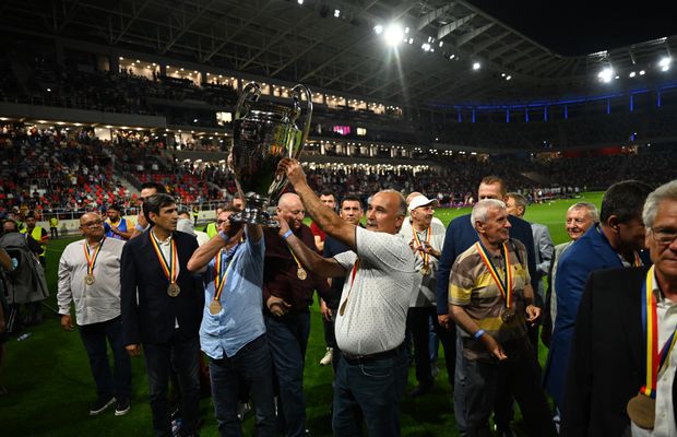 Momente emoționante pe noul Ghencea » Legendele de la Sevilla, tur de onoare cu o replică a CCE