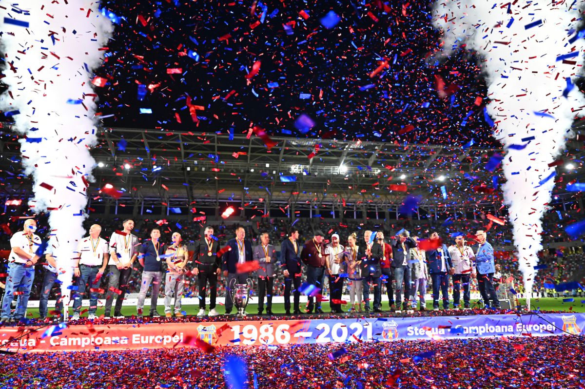 Momente emoționante pe noul Ghencea » Legendele de la Sevilla, tur de onoare cu o replică a CCE