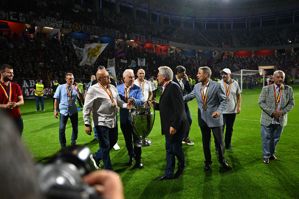 Momente emoționante pe noul Ghencea » Legendele de la Sevilla, tur de onoare cu o replică a CCE