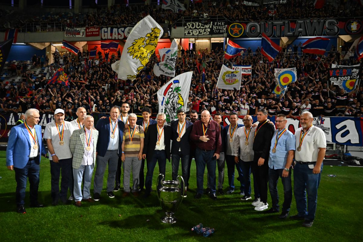 Momente emoționante pe noul Ghencea » Legendele de la Sevilla, tur de onoare cu o replică a CCE