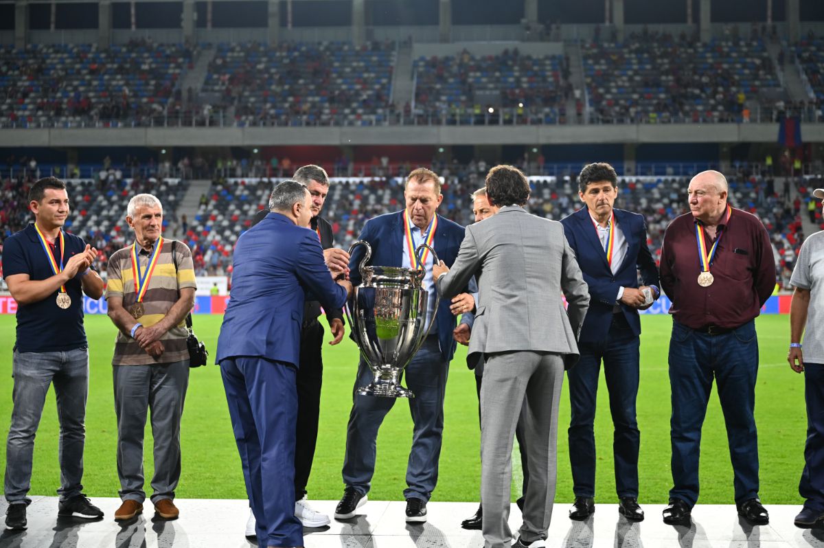 Momente emoționante pe noul Ghencea » Legendele de la Sevilla, tur de onoare cu o replică a CCE