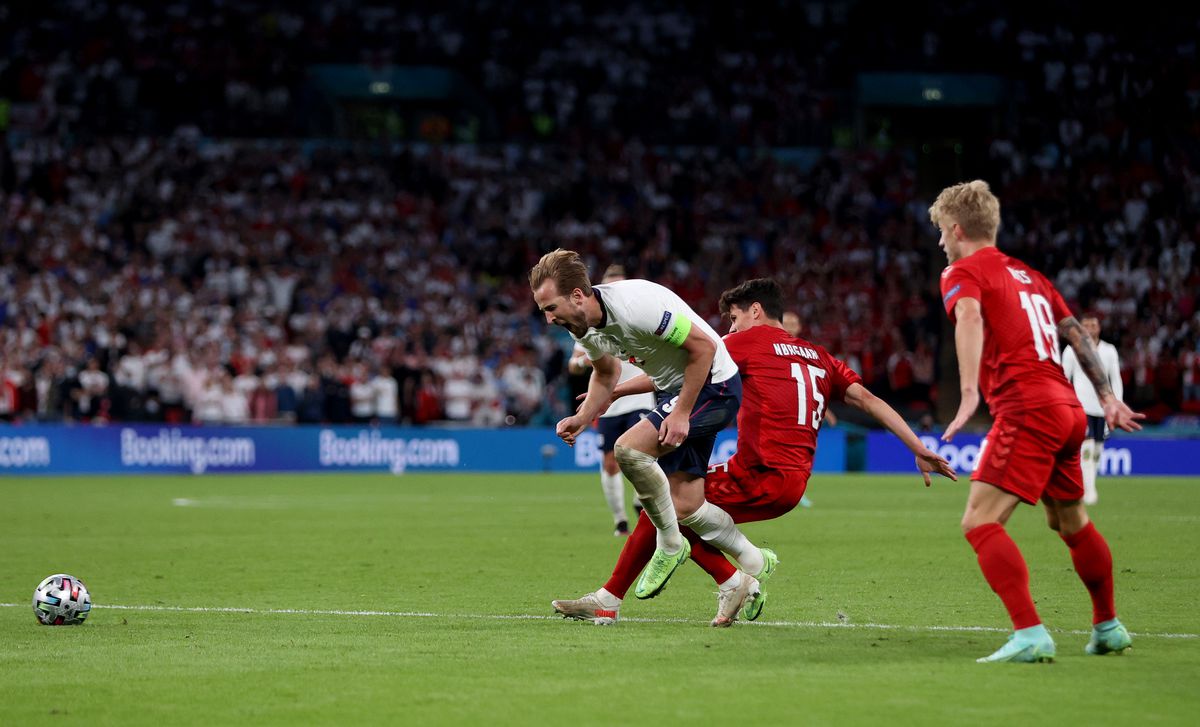Anglia Danemarca penalty cerut de Harry Kane