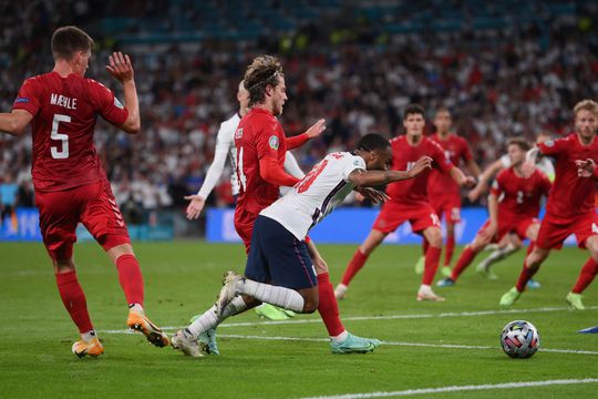 Harry Kane a fost doborât în careul danezilor  // foto: Guliver/gettyimages