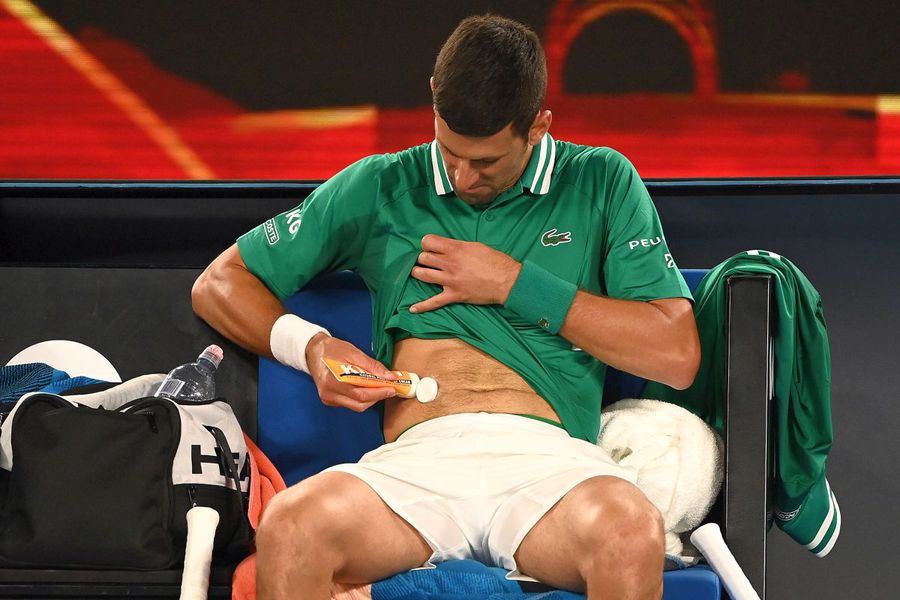 Novak Djokovic, în meciul cu Taylor Fritz din 2021 / Sursă foto: Guliver/Getty Images God Save the King » Rafael Nadal anunță că ar putea să nu intre pe teren în semifinala de la Wimbledon: „Sănătatea e mai importantă”