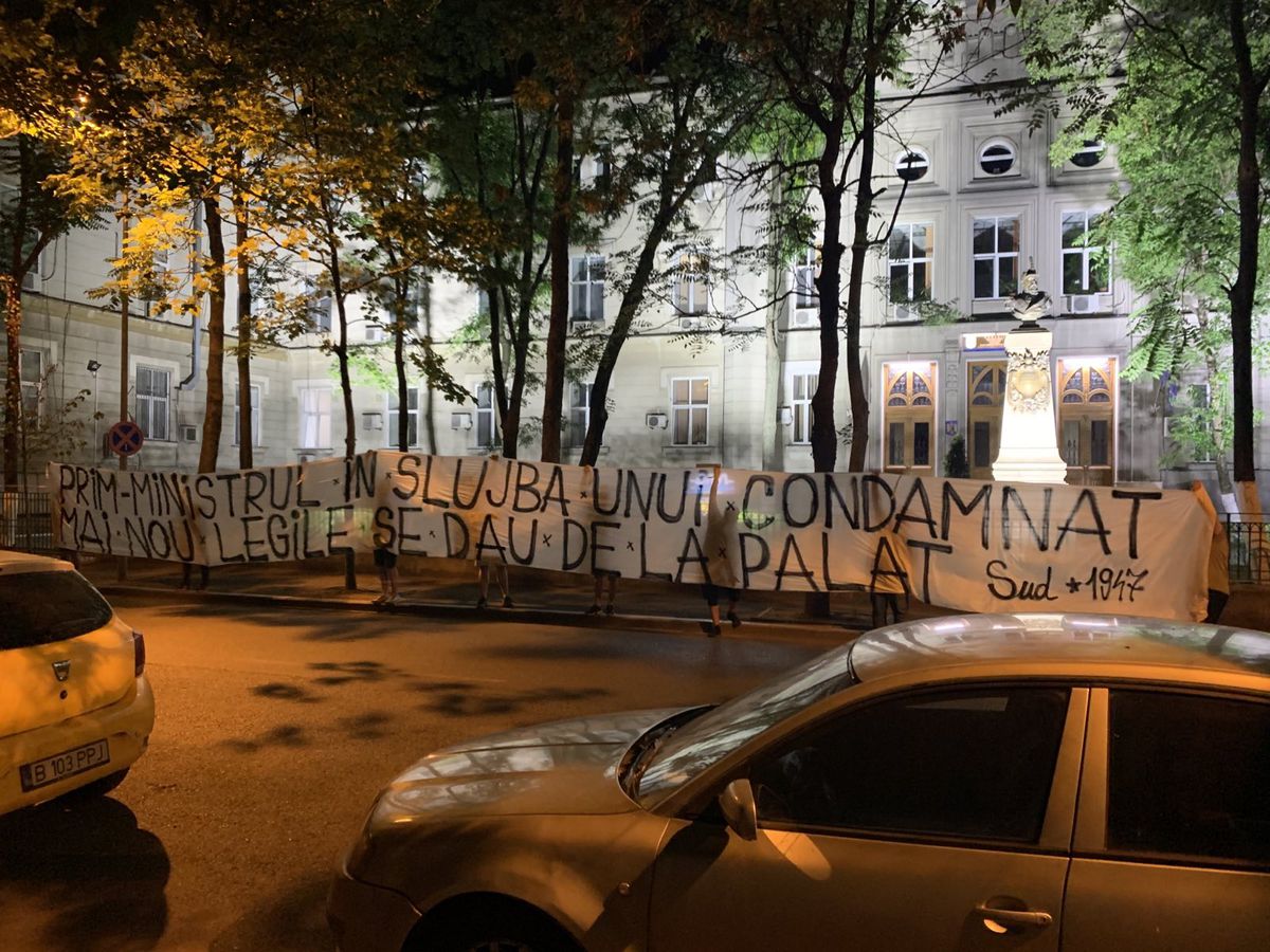 Imaginea anului 2023 la stadionul Steaua » Mesaj amenințător validat de un jandarm îngăduitor: „Cine calcă duminică în Ghencea își asumă!”