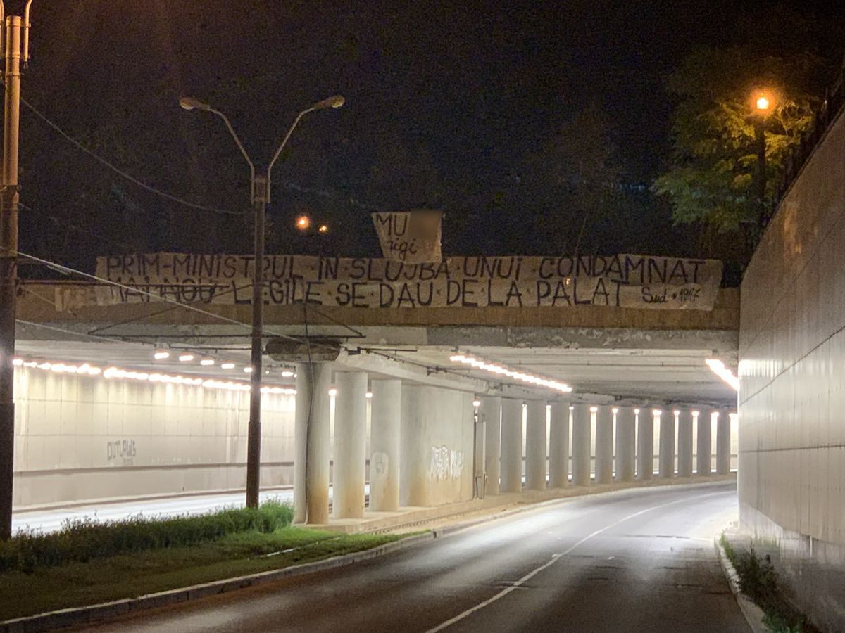 Peluza Sud Steaua a împânzit Bucureștiul cu zeci de mesaje dure anti-Becali și Ciolacu: „Jos labele de pe Ghencea!”