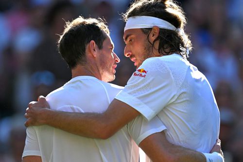 Finalul meciului i-a găsit pe Tsitsipas și Murray îmbrățișați la fileu / Sursă foto: Guliver/Getty Images