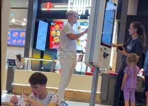 Myhailo Mudryk, fotbalistul lui Chelsea, surprins la un restaurant fast-food din nordul Bucureștiului