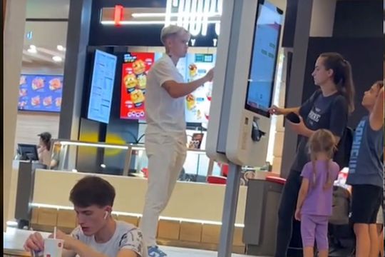 Mykhailo Mudry, surprins la un McDonald's din Băneasa Shopping City. 
Foto: Captură Tik Tok