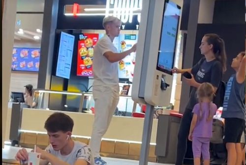 Mykhailo Mudry, surprins la un McDonald's din Băneasa Shopping City. 
Foto: Captură Tik Tok