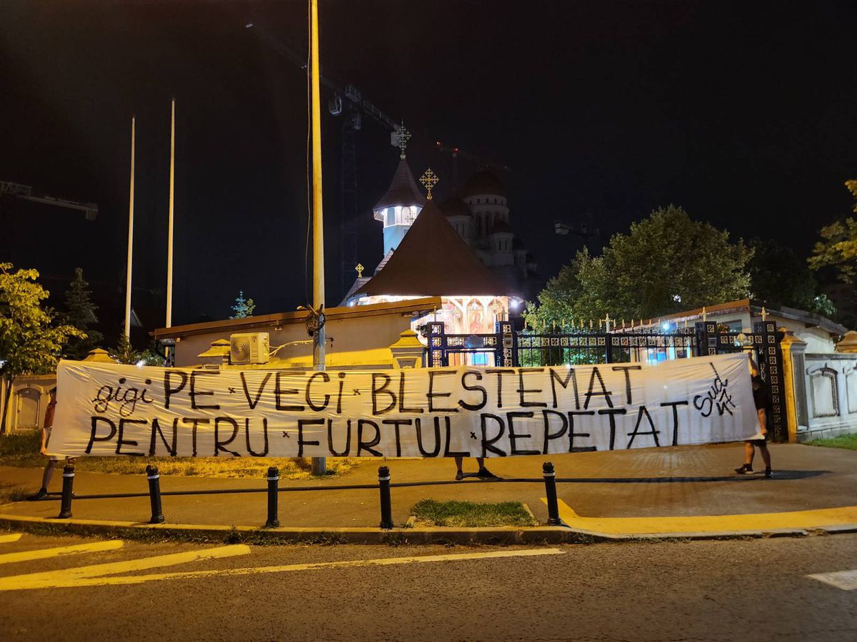 Peluza Sud a împânzit Bucureștiul cu mesaje împotriva lui Gigi Becali