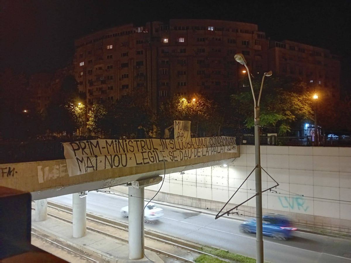 Imaginea anului 2023 la stadionul Steaua » Mesaj amenințător validat de un jandarm îngăduitor: „Cine calcă duminică în Ghencea își asumă!”