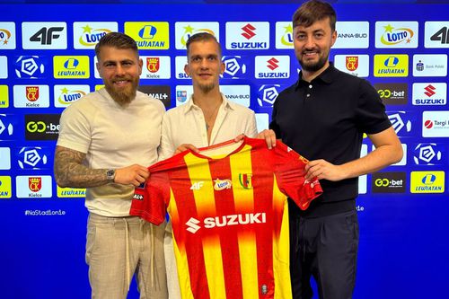 Martin Remacle (26 de ani), mjjlocaș central, a fost vândut de FC Botoșani la Korona Kielce. El a fost împrumutat sezonul trecut la U Cluj, care a decis să nu îl transfere definitiv.