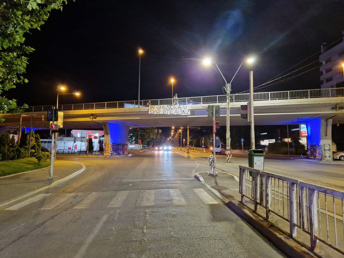 Peluza Sud continuă protestele! Ultrașii au mers în fața Palatului Parlamentului cu un banner dur + mobilizare și în provincie