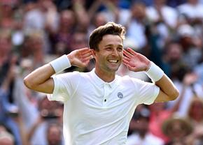A produs surpriza la Wimbledon, a sărbătorit ca Grealish și a avut un discurs ovaționat: „Nu am mașină, nu am casă, nu merg în vacanțe. Vreau doar să asigur viitorul familiei”