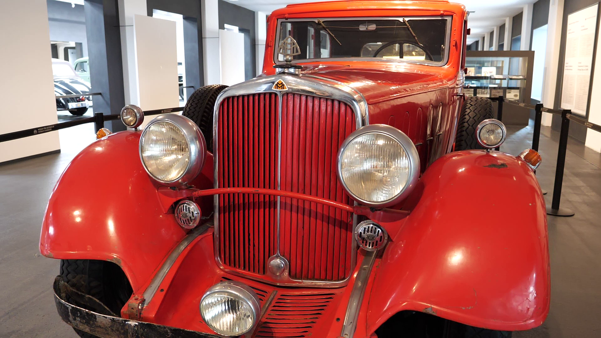 Reacție de milioane la muzeul Maybach din Bavaria, la vederea imaginilor cu Gigi Becali reparându-și limuzina cu ranga + Cum arată mașina lui Hitler