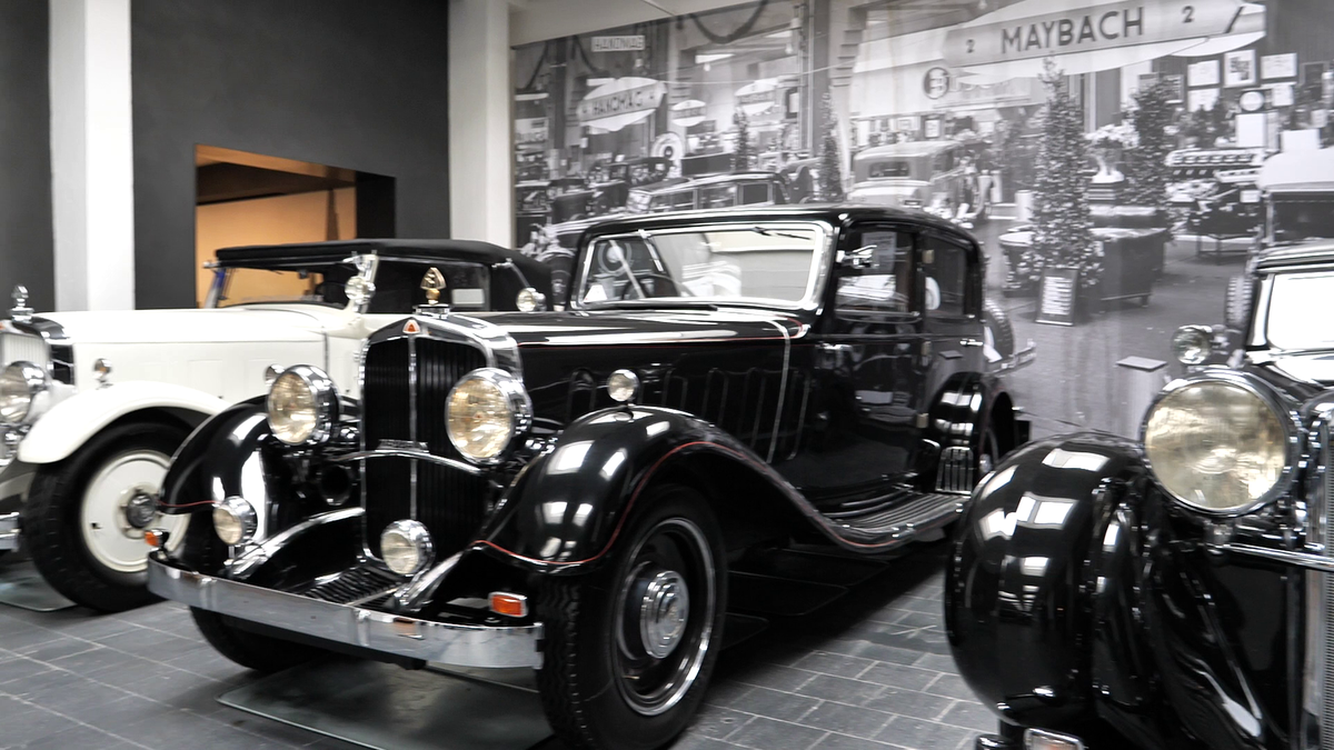 Reacție de milioane la muzeul Maybach din Bavaria, la vederea imaginilor cu Gigi Becali reparându-și limuzina cu ranga + Cum arată mașina lui Hitler