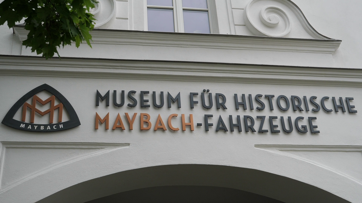 Reacție de milioane la muzeul Maybach din Bavaria, la vederea imaginilor cu Gigi Becali reparându-și limuzina cu ranga + Cum arată mașina lui Hitler