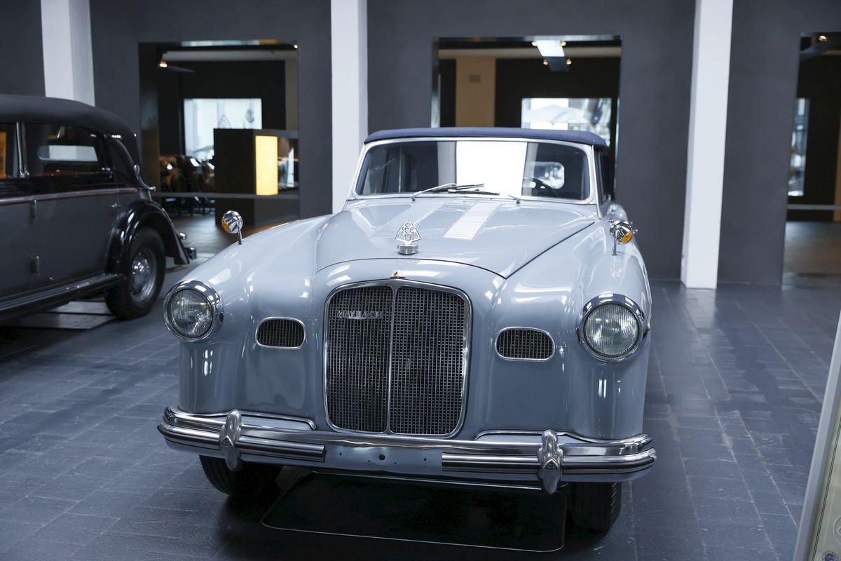 Reacție de milioane la muzeul Maybach din Bavaria, la vederea imaginilor cu Gigi Becali reparându-și limuzina cu ranga + Cum arată mașina lui Hitler