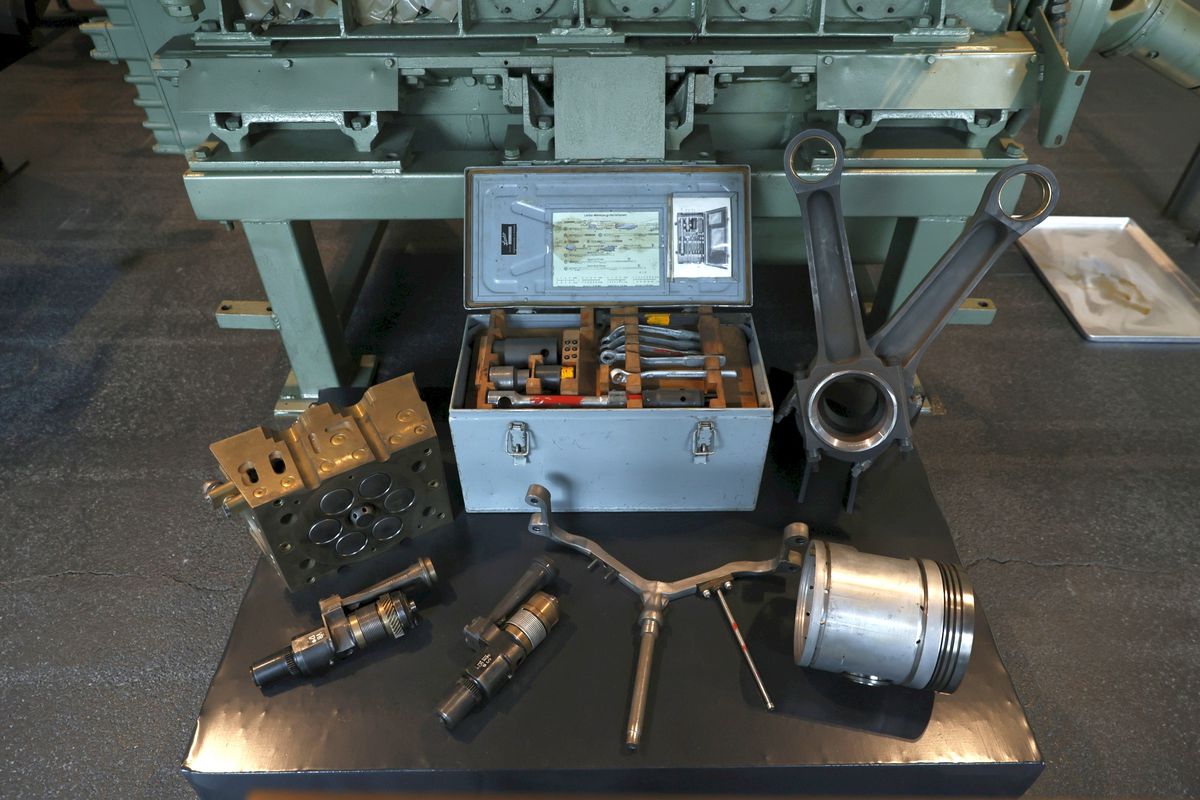 Reacție de milioane la muzeul Maybach din Bavaria, la vederea imaginilor cu Gigi Becali reparându-și limuzina cu ranga + Cum arată mașina lui Hitler