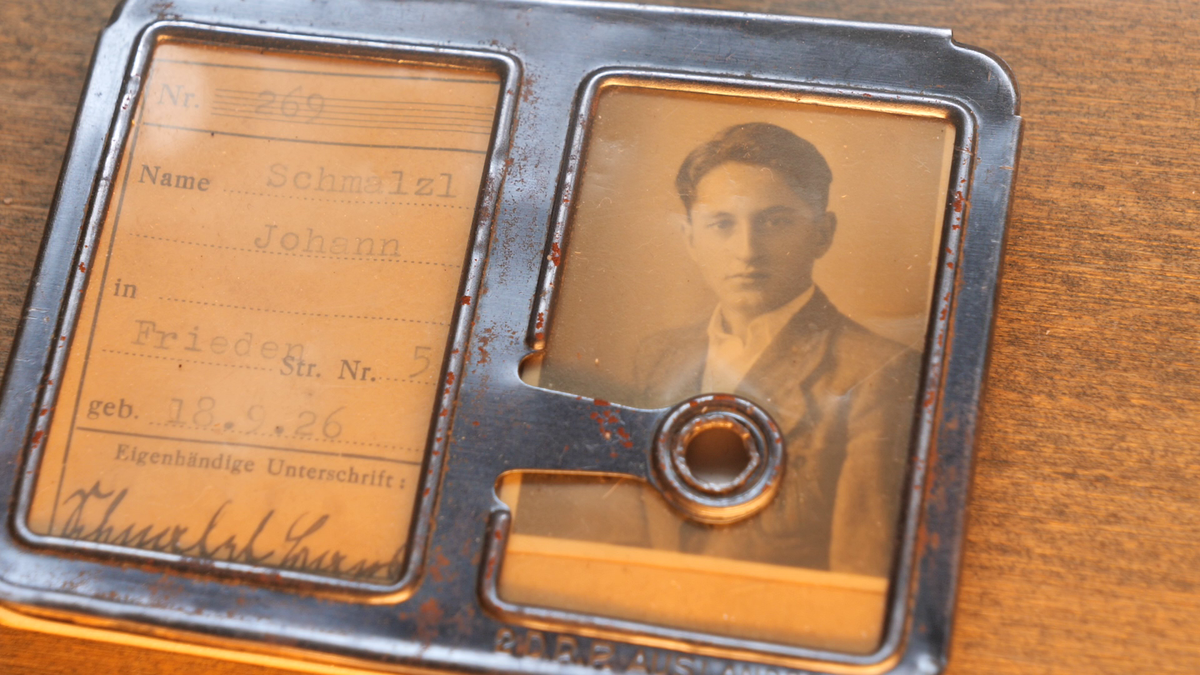 Reacție de milioane la muzeul Maybach din Bavaria, la vederea imaginilor cu Gigi Becali reparându-și limuzina cu ranga + Cum arată mașina lui Hitler