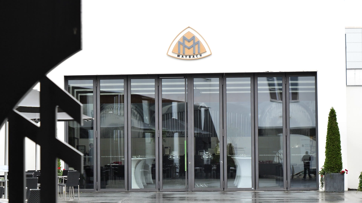 Reacție de milioane la muzeul Maybach din Bavaria, la vederea imaginilor cu Gigi Becali reparându-și limuzina cu ranga + Cum arată mașina lui Hitler