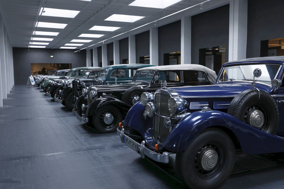 Reacție de milioane la muzeul Maybach din Bavaria, la vederea imaginilor cu Gigi Becali reparându-și limuzina cu ranga + Cum arată mașina lui Hitler