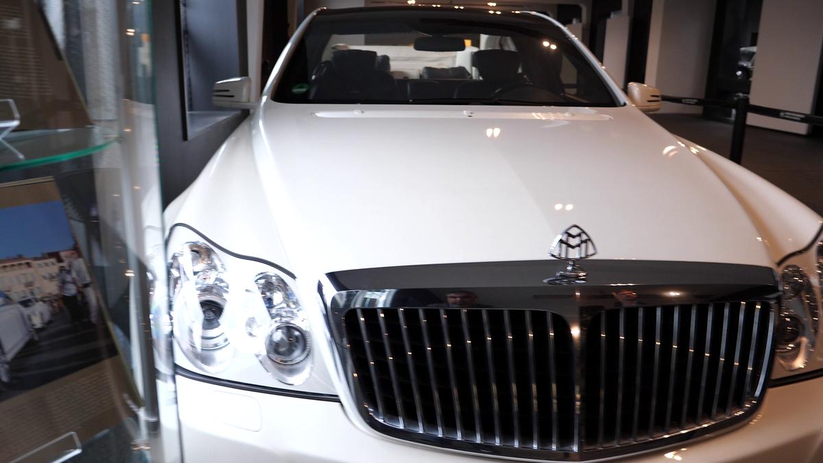 Reacție de milioane la muzeul Maybach din Bavaria, la vederea imaginilor cu Gigi Becali reparându-și limuzina cu ranga + Cum arată mașina lui Hitler