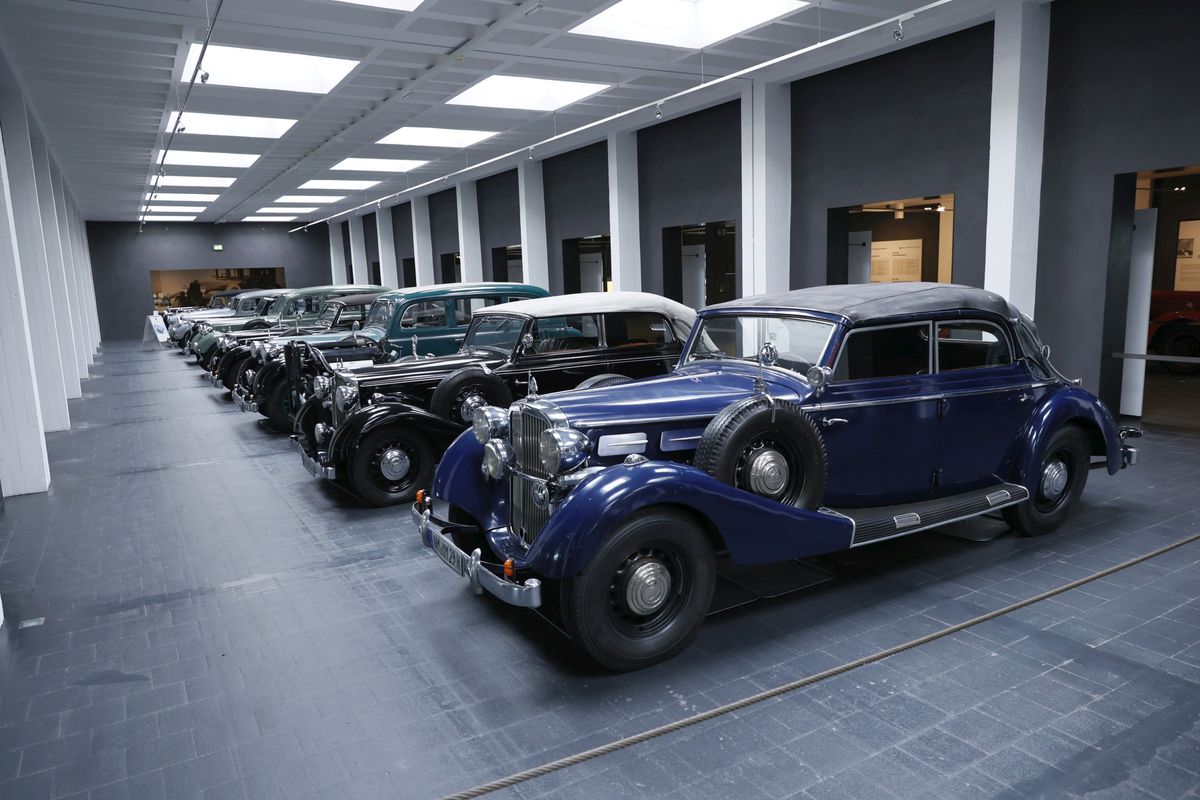 Reacție de milioane la muzeul Maybach din Bavaria, la vederea imaginilor cu Gigi Becali reparându-și limuzina cu ranga + Cum arată mașina lui Hitler