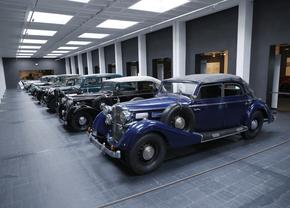 Reacție de milioane la muzeul Maybach din Bavaria, la vederea imaginilor cu Gigi Becali reparându-și limuzina cu ranga + Cum arată mașina lui Hitler