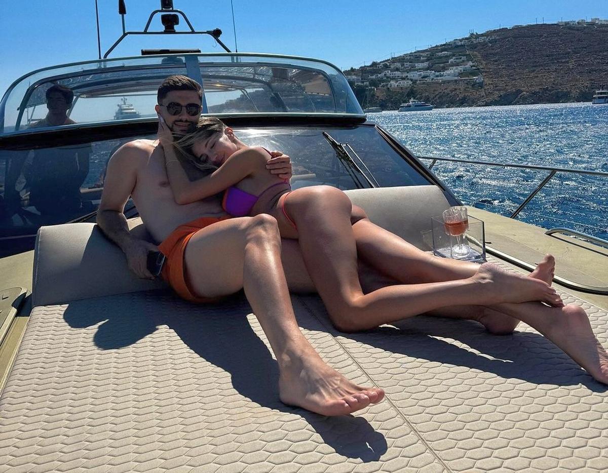 Jucătorul din naționala României căută echipă, dar acum se relaxează cu logodnica în Capri: „Undeva între mare și visele mele”
