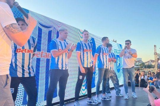 Achizițiile verii și tricoul pentru 2024 - 2025 au fost vedetele show-ului organizat de Universitatea Craiova duminică seară