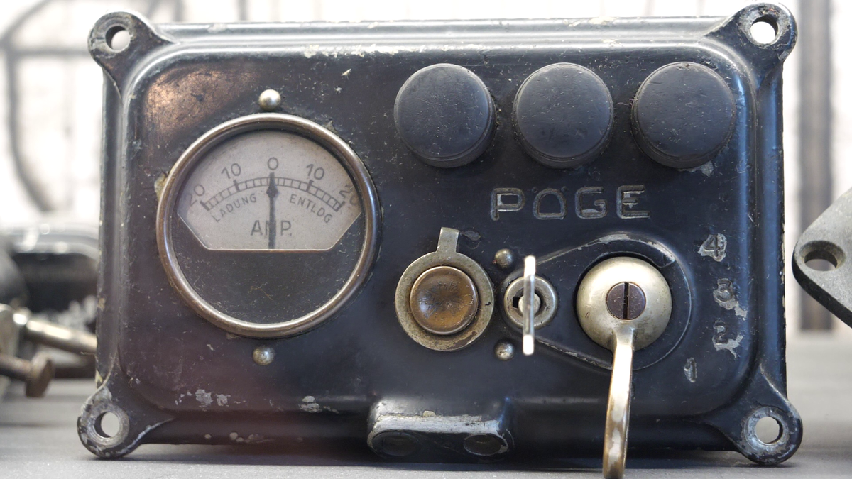 Reacție de milioane la muzeul Maybach din Bavaria, la vederea imaginilor cu Gigi Becali reparându-și limuzina cu ranga + Cum arată mașina lui Hitler