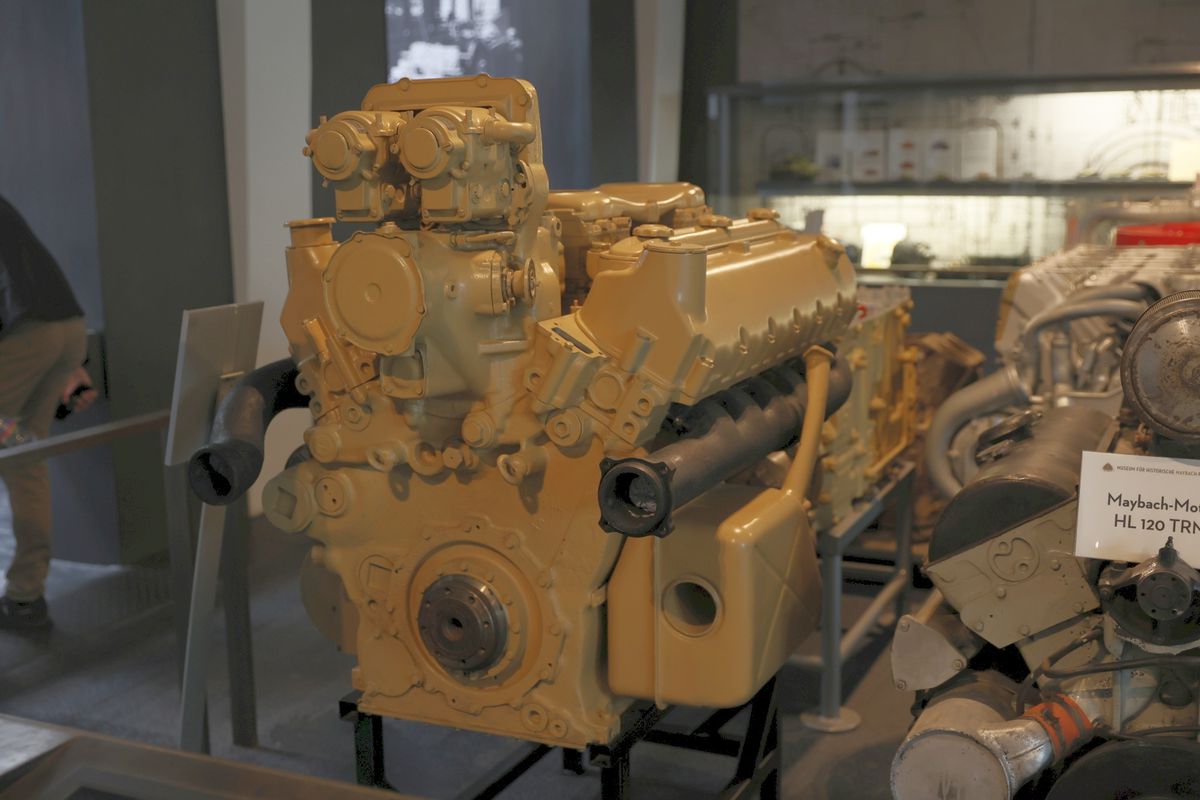 Reacție de milioane la muzeul Maybach din Bavaria, la vederea imaginilor cu Gigi Becali reparându-și limuzina cu ranga + Cum arată mașina lui Hitler