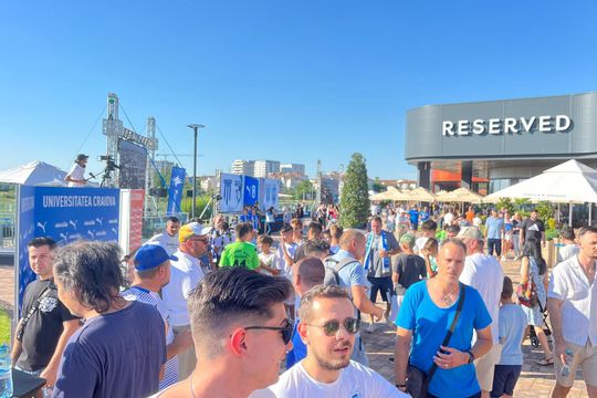 Show la prezentarea tricourilor și a achizițiilor Universității Craiova