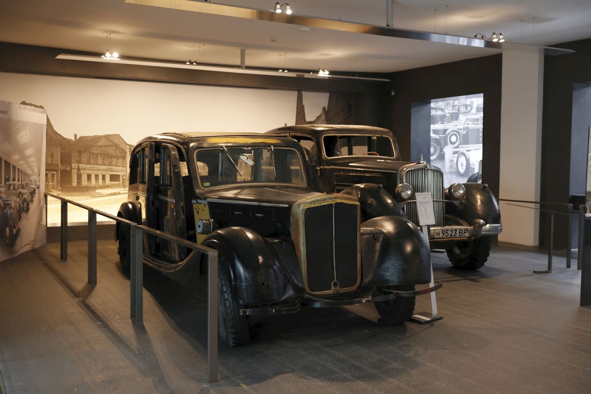 Reacție de milioane la muzeul Maybach din Bavaria, la vederea imaginilor cu Gigi Becali reparându-și limuzina cu ranga + Cum arată mașina lui Hitler