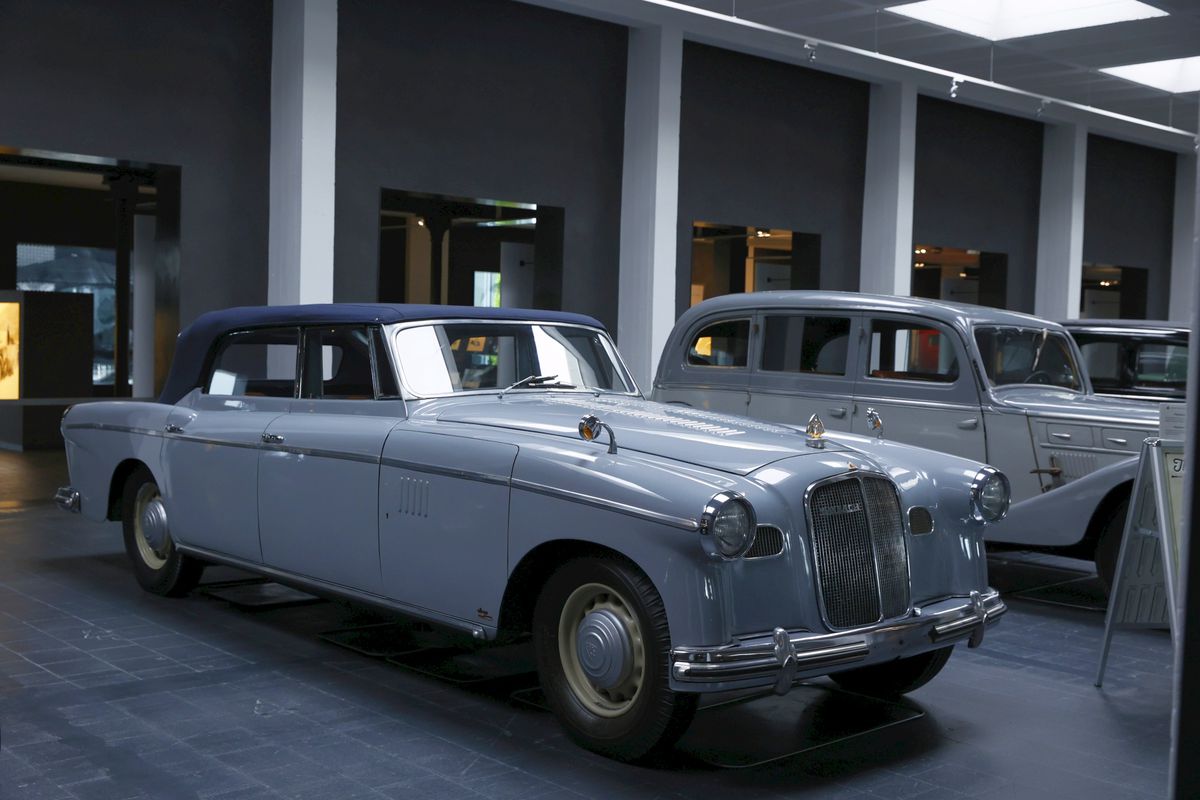 Reacție de milioane la muzeul Maybach din Bavaria, la vederea imaginilor cu Gigi Becali reparându-și limuzina cu ranga + Cum arată mașina lui Hitler