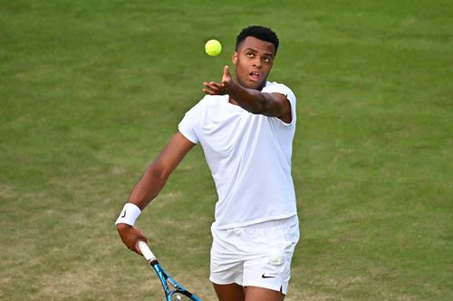 Giovanni Mpetshi Perricard servind la Wimbledon 2024 Foto: Imago