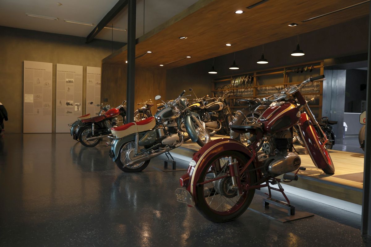 Reacție de milioane la muzeul Maybach din Bavaria, la vederea imaginilor cu Gigi Becali reparându-și limuzina cu ranga + Cum arată mașina lui Hitler