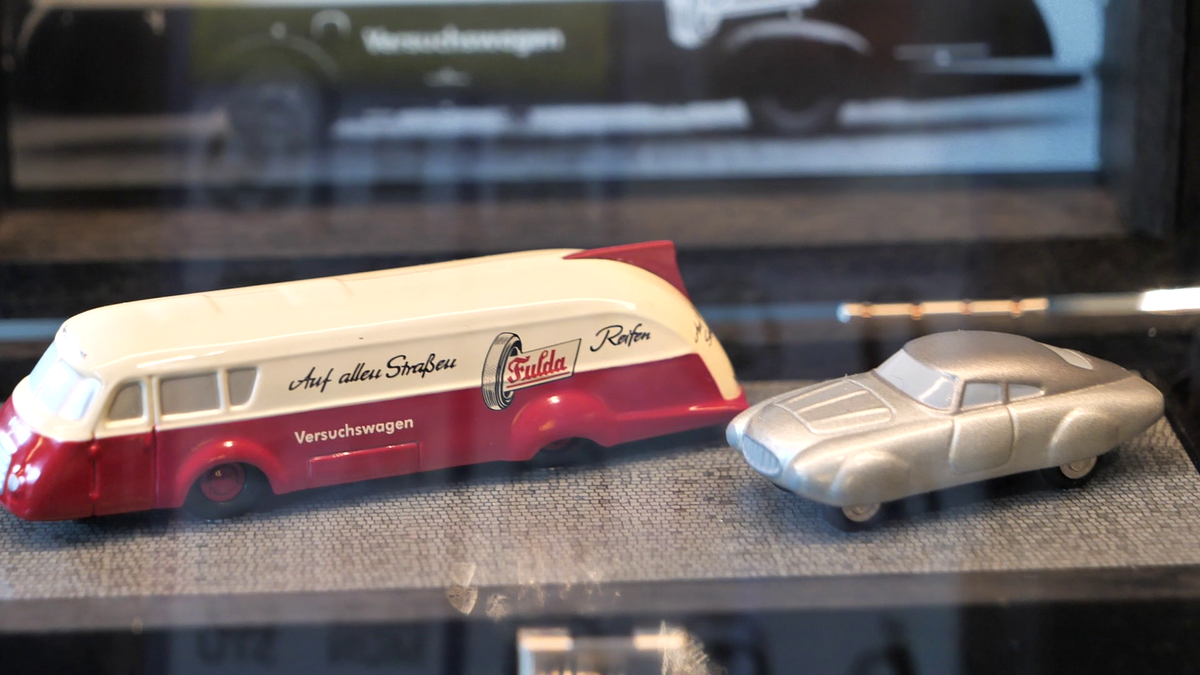 Reacție de milioane la muzeul Maybach din Bavaria, la vederea imaginilor cu Gigi Becali reparându-și limuzina cu ranga + Cum arată mașina lui Hitler