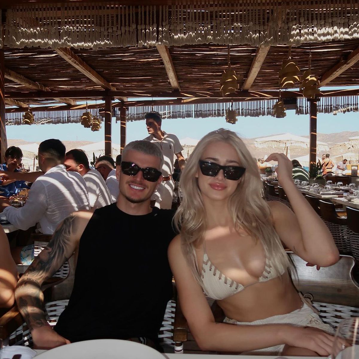 Man și Mihăilă și-au luat iubitele și au plecat împreună în vacanță! Au făcut senzație în cea mai scumpă insulă din Grecia