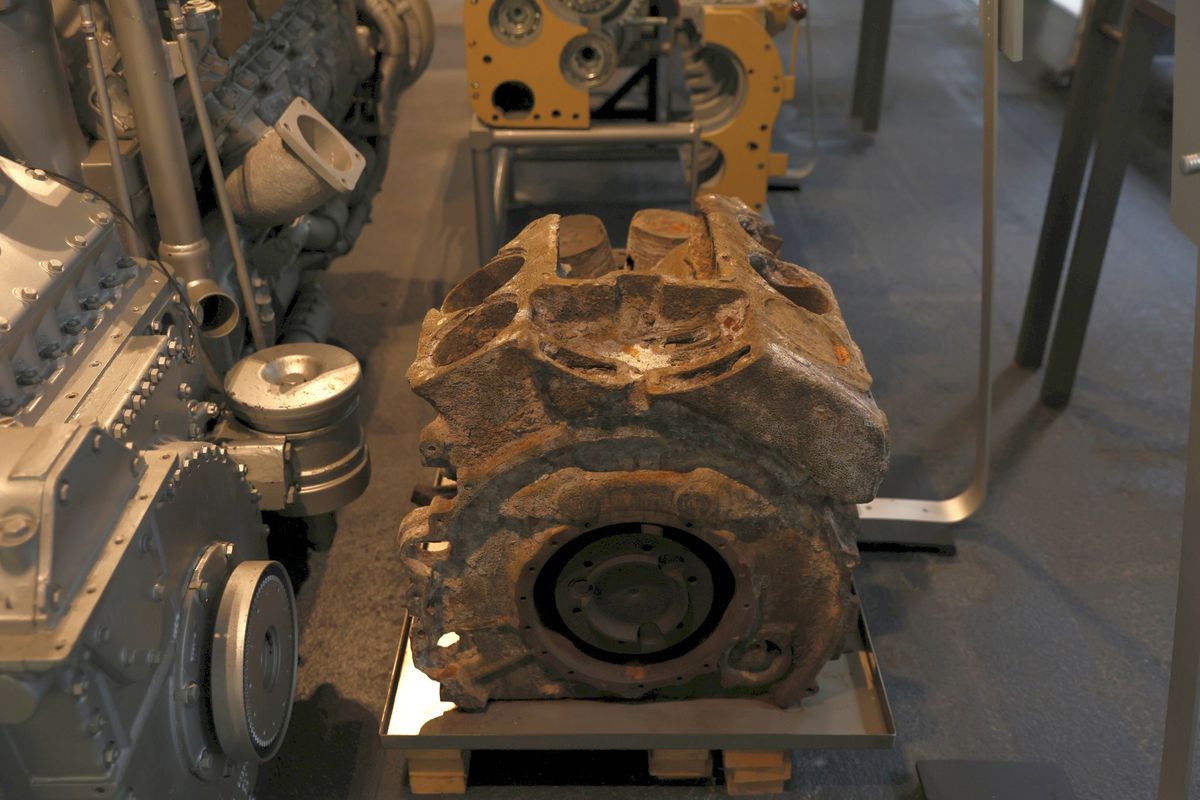 Reacție de milioane la muzeul Maybach din Bavaria, la vederea imaginilor cu Gigi Becali reparându-și limuzina cu ranga + Cum arată mașina lui Hitler