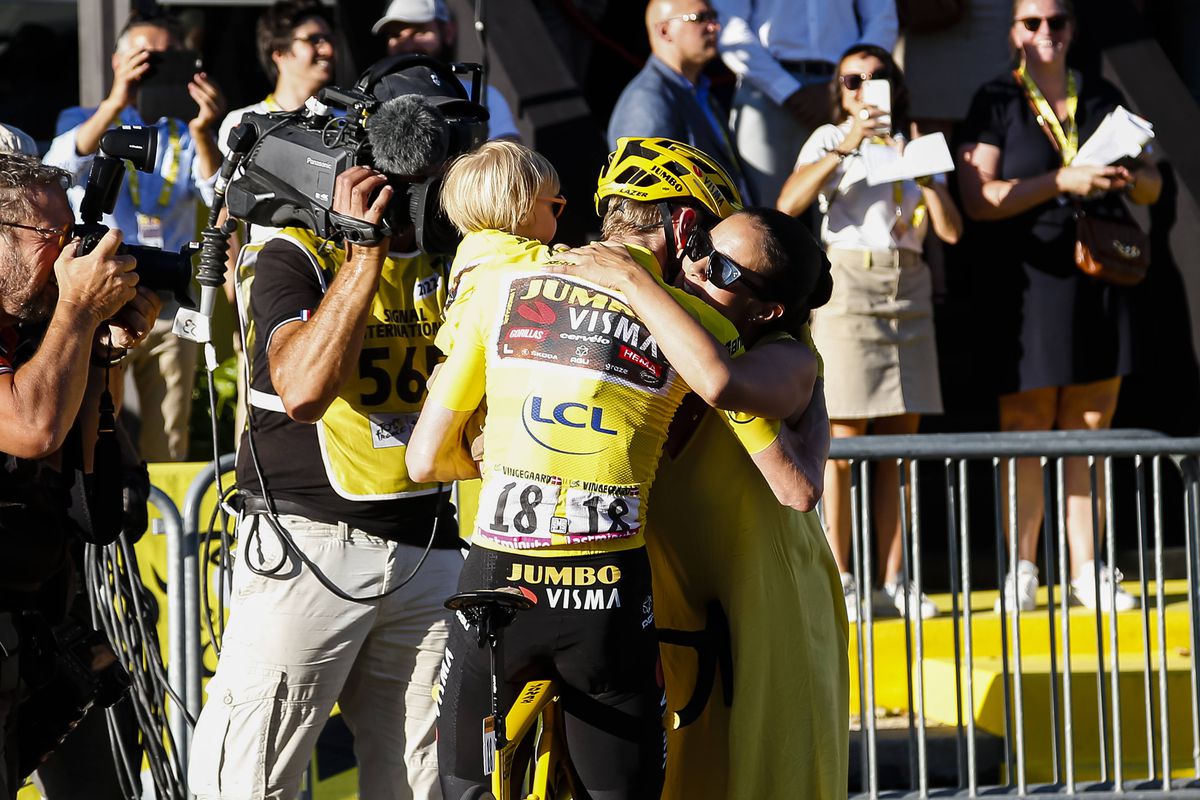 Dublul câștigător al Turului Franței, „aruncat” de soția lui în controversa momentului în ciclism: „Echipa îl împinge prea mult acum”