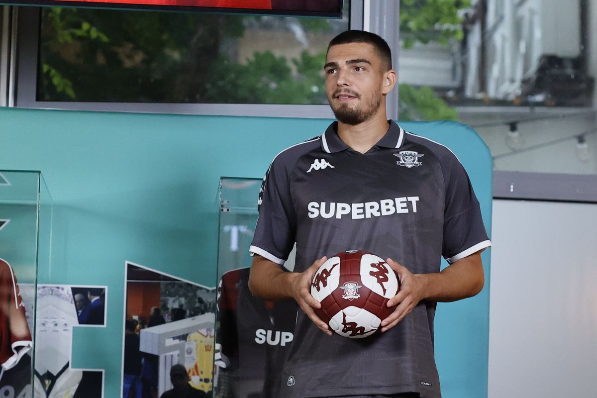 Foto-ironia lui Daniel Niculae! A reacționat cu un singur cuvânt după ce Rapid și-a prezentat echipamentele