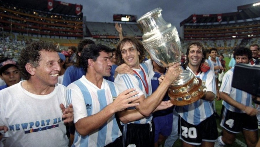 Gabriel Batistuta, după triumful de la Copa America (1991) „E leu, ăsta te devorează!” » Câți îl mai știți pe atacantul FABULOS care a marcat împotriva României, descoperit de nicăieri de „nebunul” Marcelo Bielsa? „NU-l lăsați să scape, e o binecuvântare!”