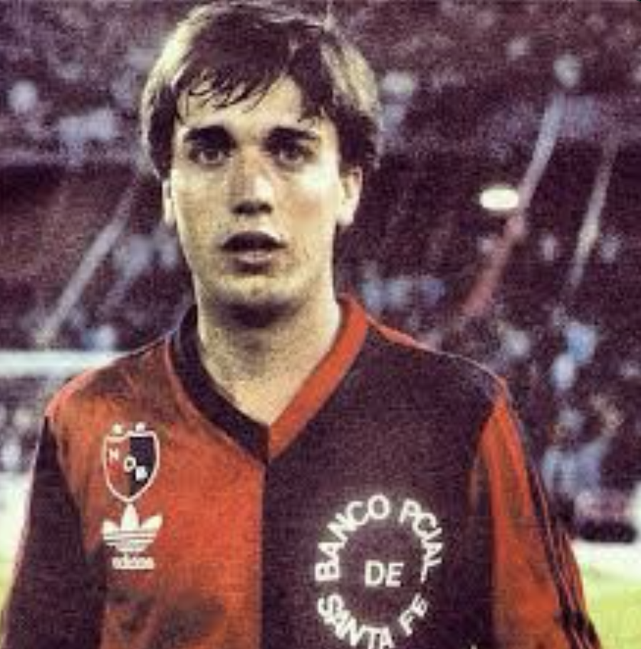 Batistuta, în tricoul celor de la Newell's Old Boys (sezonul 1988/1989) „E leu, ăsta te devorează!” » Câți îl mai știți pe atacantul FABULOS care a marcat împotriva României, descoperit de nicăieri de „nebunul” Marcelo Bielsa? „NU-l lăsați să scape, e o binecuvântare!”