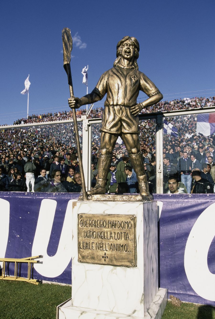 Statuia lui Gabriel Batistuta, pe stadionul „Artemio Franchi” din Florența // FOTO: Getty Images „E leu, ăsta te devorează!” » Câți îl mai știți pe atacantul FABULOS care a marcat împotriva României, descoperit de nicăieri de „nebunul” Marcelo Bielsa? „NU-l lăsați să scape, e o binecuvântare!”