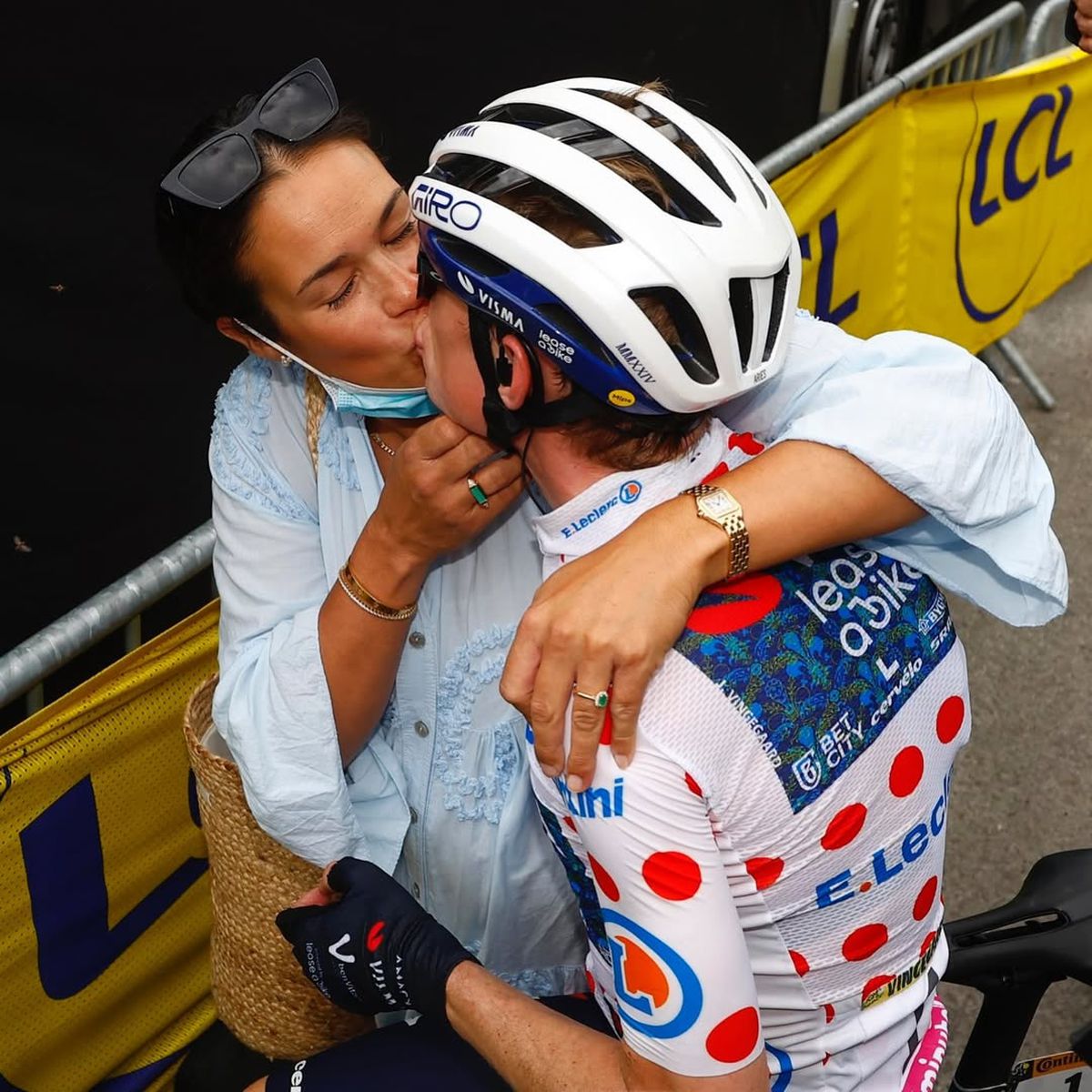 Dublul câștigător al Turului Franței, „aruncat” de soția lui în controversa momentului în ciclism: „Echipa îl împinge prea mult acum”